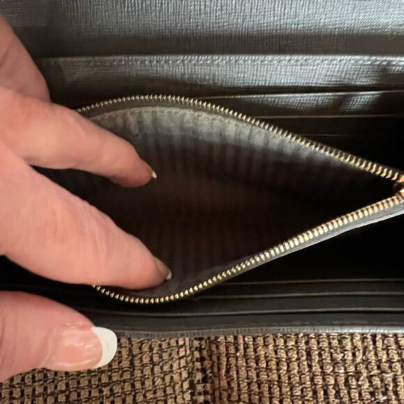 FENDI AUTHENTIC BLUSH PINK AND GRAY LEATHER ENVELOPE CONTINENTAL WALLET - Picture 9 of 10